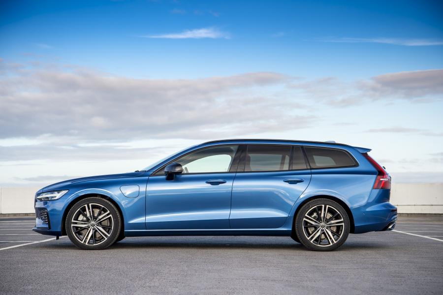  Volvo V60 T8 R-Design 2019 года  (UK) (фото 19 из 32)